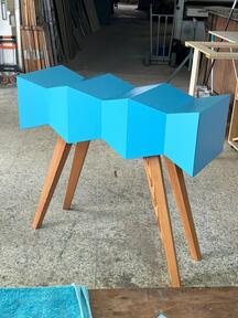 Consola azul con patas de madera - Rafael Moreno